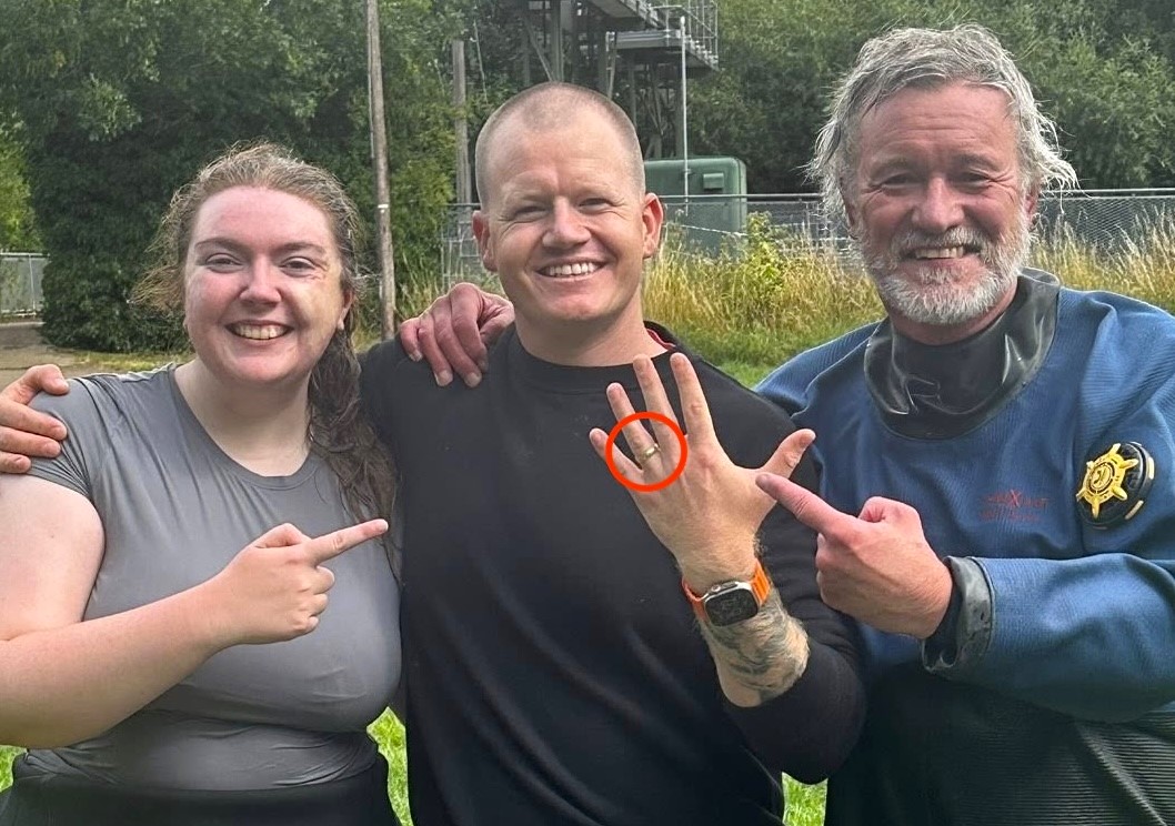 A firefighter who lost his wedding ring while paddleboarding in Bedford was reunited with it thanks to scuba divers he later treated to pints and praised for their swift rescue.