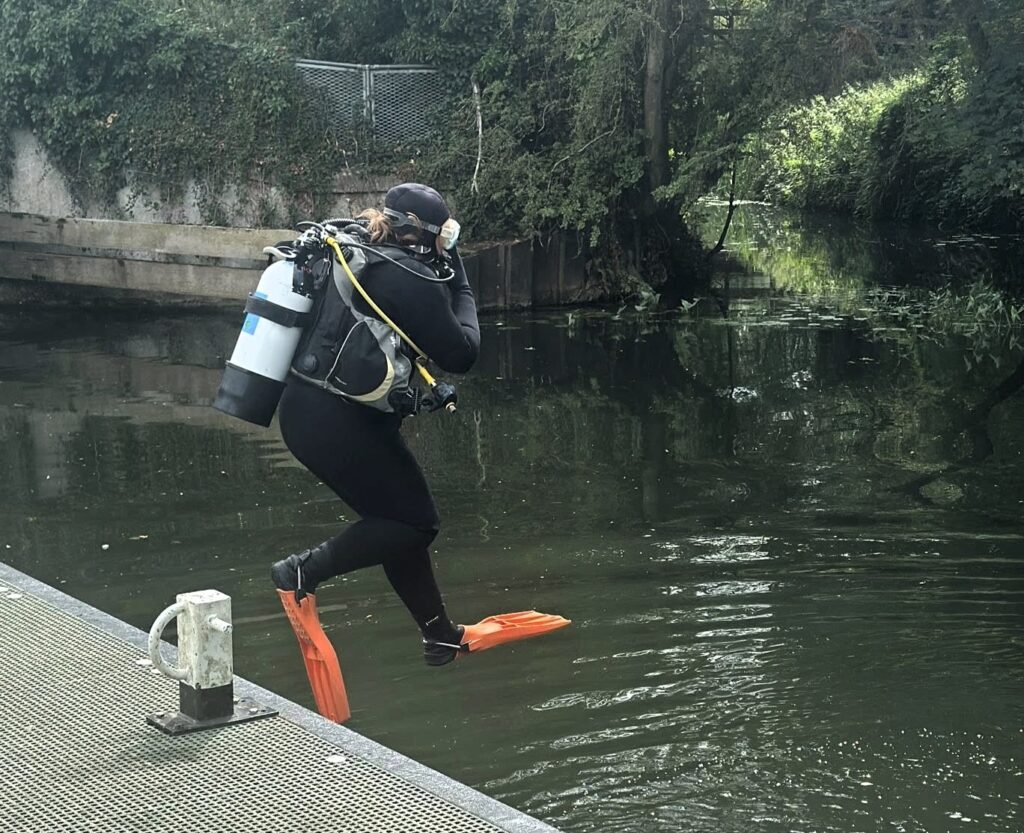A firefighter who lost his wedding ring while paddleboarding in Bedford was reunited with it thanks to scuba divers he later treated to pints and praised for their swift rescue.