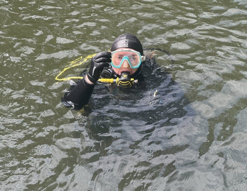 A firefighter who lost his wedding ring while paddleboarding in Bedford was reunited with it thanks to scuba divers he later treated to pints and praised for their swift rescue.