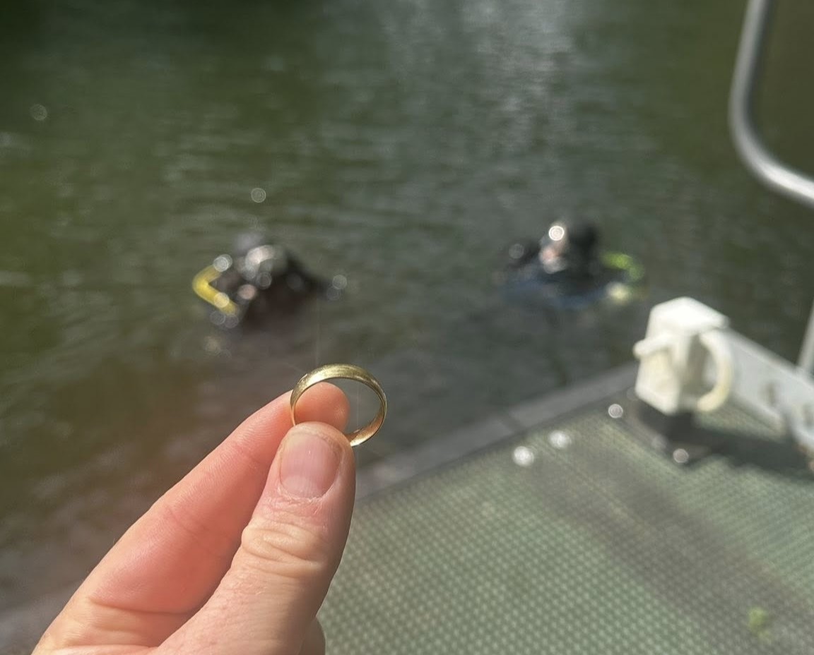 A firefighter who lost his wedding ring while paddleboarding in Bedford was reunited with it thanks to scuba divers he later treated to pints and praised for their swift rescue.