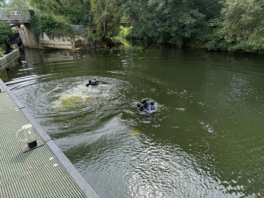 A firefighter who lost his wedding ring while paddleboarding in Bedford was reunited with it thanks to scuba divers he later treated to pints and praised for their swift rescue.