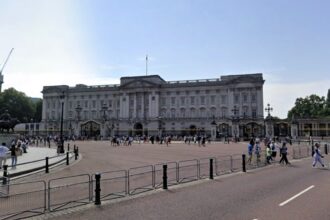 The Royal Family is hiring a senior gardener for £32,000 a year with free lunch and accommodation at Buckingham Palace to maintain 39 acres of historic gardens.