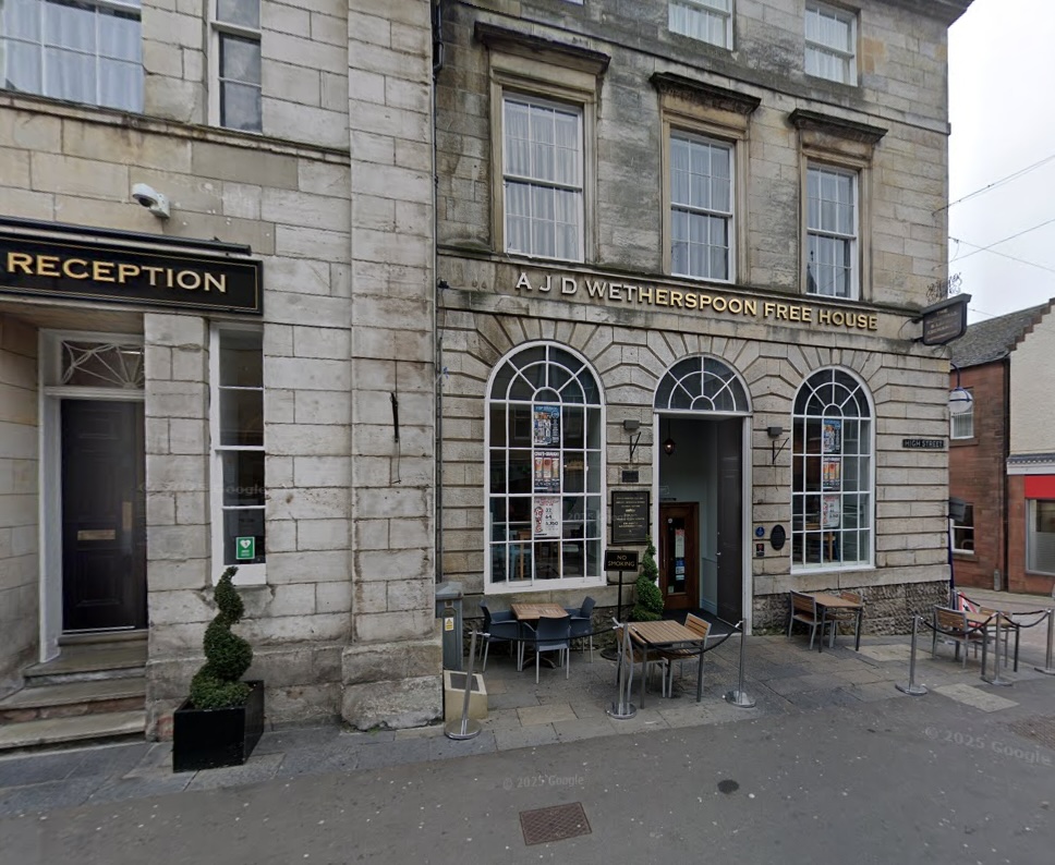 Cheeky seagull couple caught on Wetherspoons date in Fife - help themselves to leftover chips and chicken in viral video as gull chaos returns in UK heatwave.