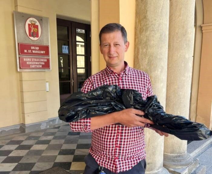 A fisherman stumbled upon a medieval sword possibly linked to the Knights Templar in Warsaw’s Vistula River - experts now analyzing the rare, centuries-old artefact.
