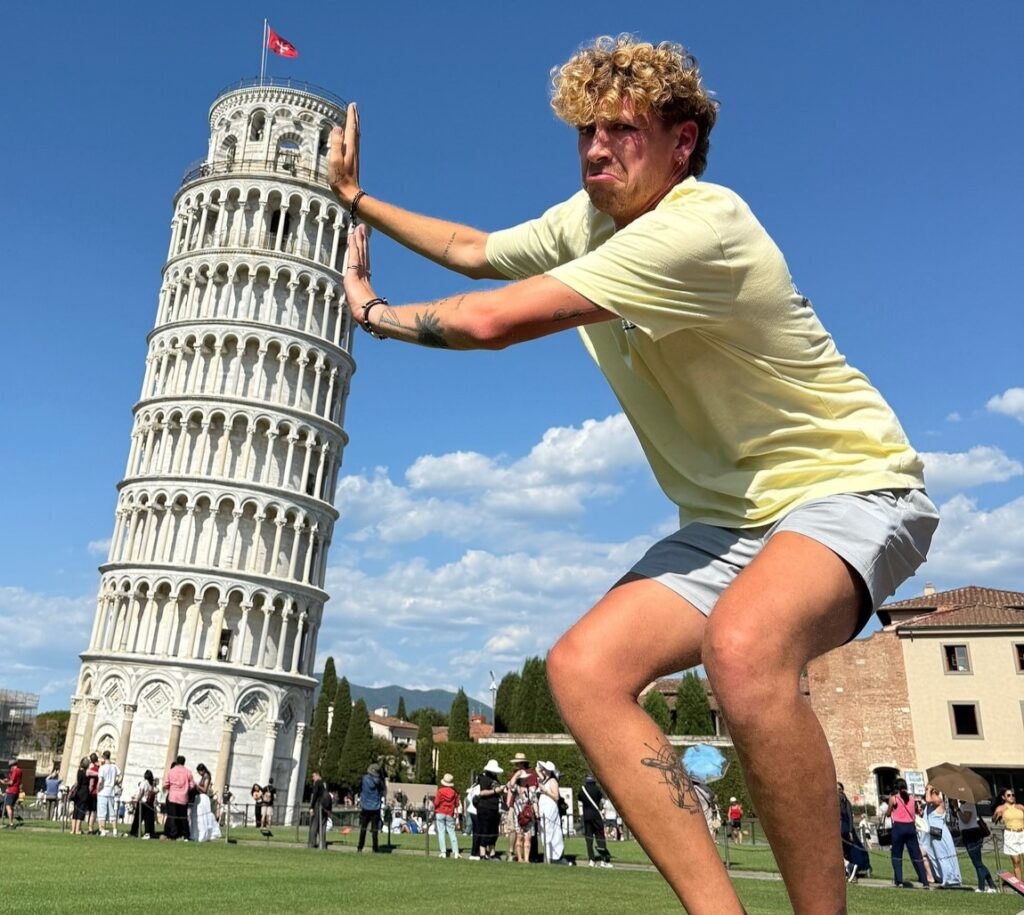 Travel influencer slams Naples as chaotic and dirty in viral video showing trash-strewn streets, sparking debate online over whether the city deserves its bad reputation.