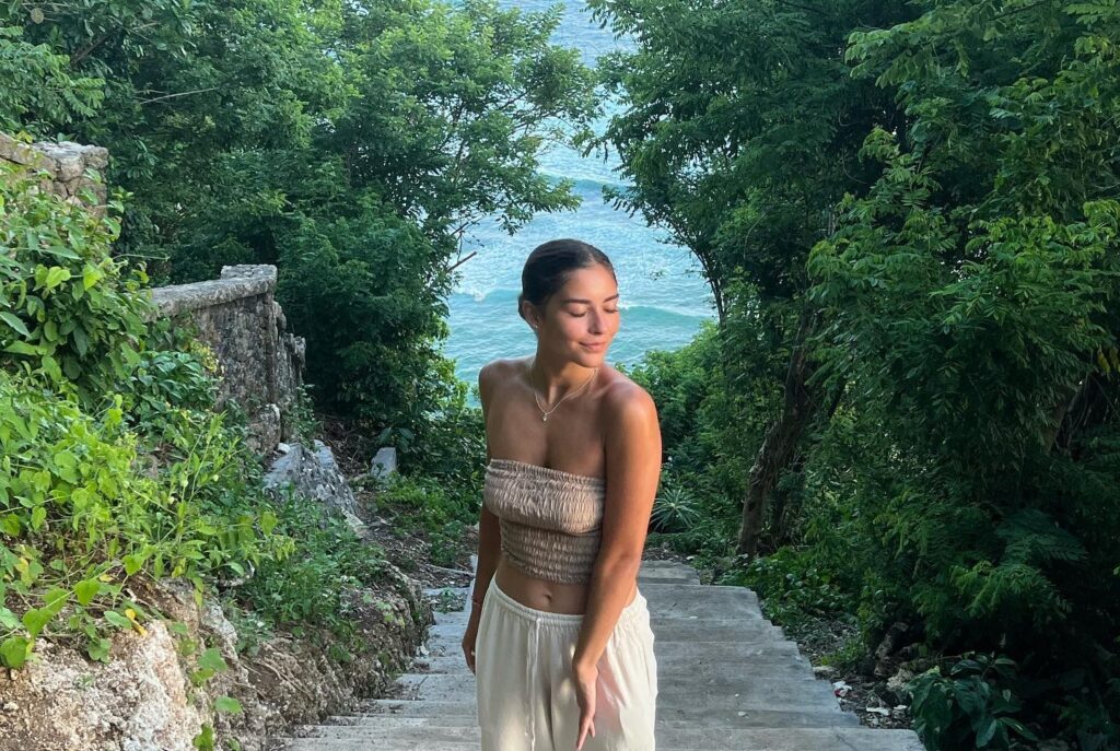 Ex-London waitress moves abroad with £1k, now earns £10k a month creating content while living in Bali and Dubai, says she'll never return to the "depressing" UK.