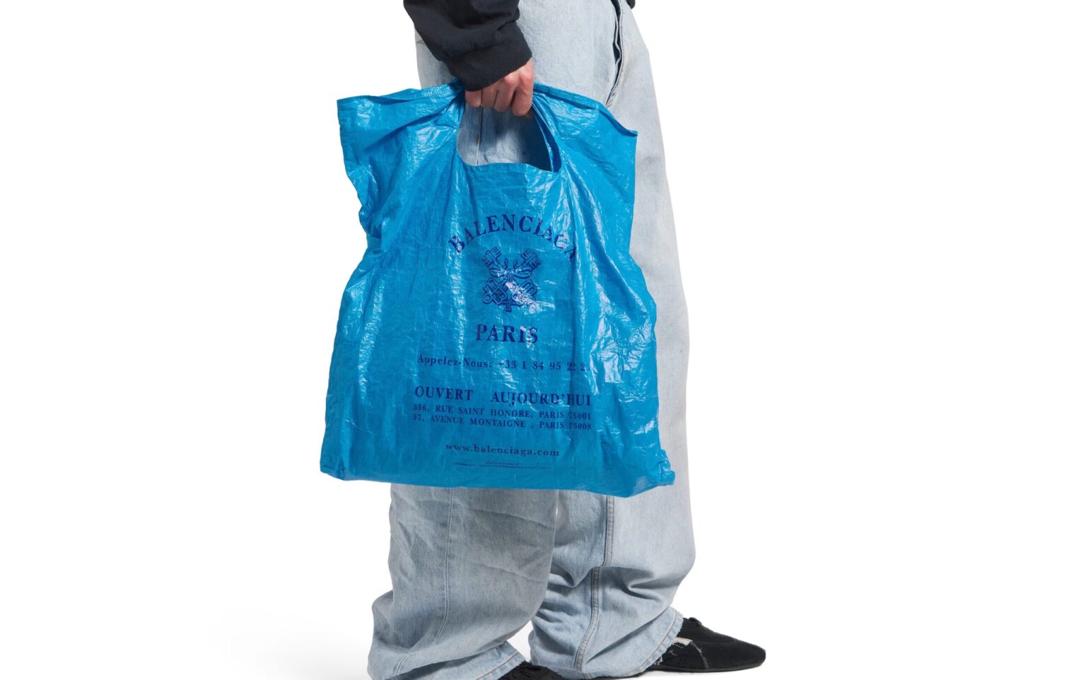 Balenciaga’s £775 Marché Packable Tote mimics a worn supermarket bag with crinkles, Paris store details and Italian craftsmanship, sparking debate over luxury pricing.