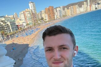 British expat Harry Poulton reveals why paying by card in Benidorm is safer and smarter, offering better exchange rates and spending control while avoiding tourist fines.