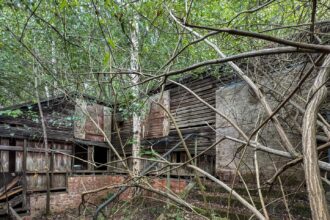 British explorer Chloe Urbex uncovers “super creepy” abandoned MOD barracks in London left to rot for 50 years - eerie photos reveal peeling walls, decayed halls and old signs.