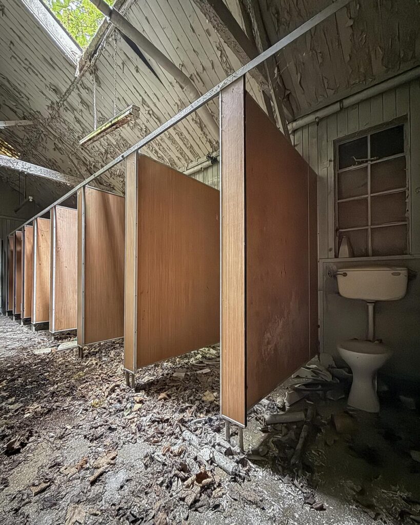British explorer Chloe Urbex uncovers “super creepy” abandoned MOD barracks in London left to rot for 50 years - eerie photos reveal peeling walls, decayed halls and old signs.