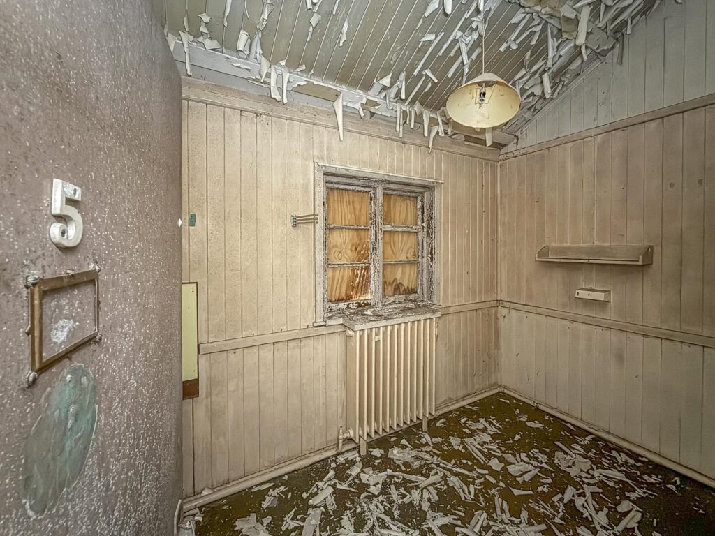British explorer Chloe Urbex uncovers “super creepy” abandoned MOD barracks in London left to rot for 50 years - eerie photos reveal peeling walls, decayed halls and old signs.