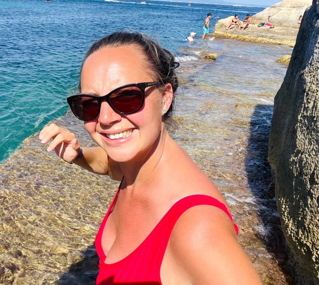 A mum on a £3500 Menorca holiday gave in to the dreaded sunbed wars after early risers claimed loungers by 8am despite rules banning it sharing her frustration online.