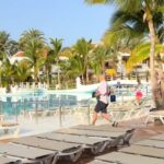 A tourist in Tenerife was caught sprinting to reserve seven sunbeds at Parque Santiago III, sparking disbelief as the loungers sat empty despite plenty being available.