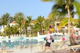 A tourist in Tenerife was caught sprinting to reserve seven sunbeds at Parque Santiago III, sparking disbelief as the loungers sat empty despite plenty being available.