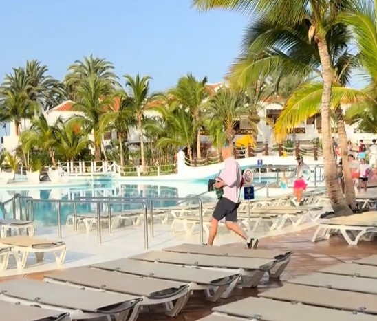 A tourist in Tenerife was caught sprinting to reserve seven sunbeds at Parque Santiago III, sparking disbelief as the loungers sat empty despite plenty being available.
