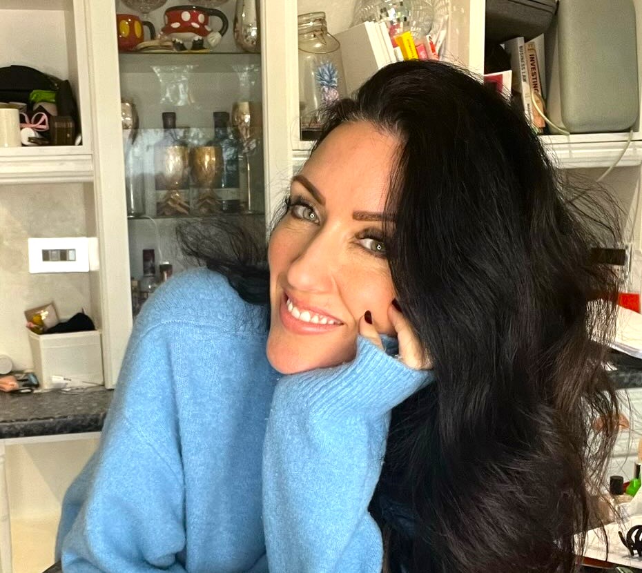 TV presenter Carrie Herrington hilariously confronts cows trespassing in her Essex garden after a broken fence lets them in, turning her morning into unexpected chaos.