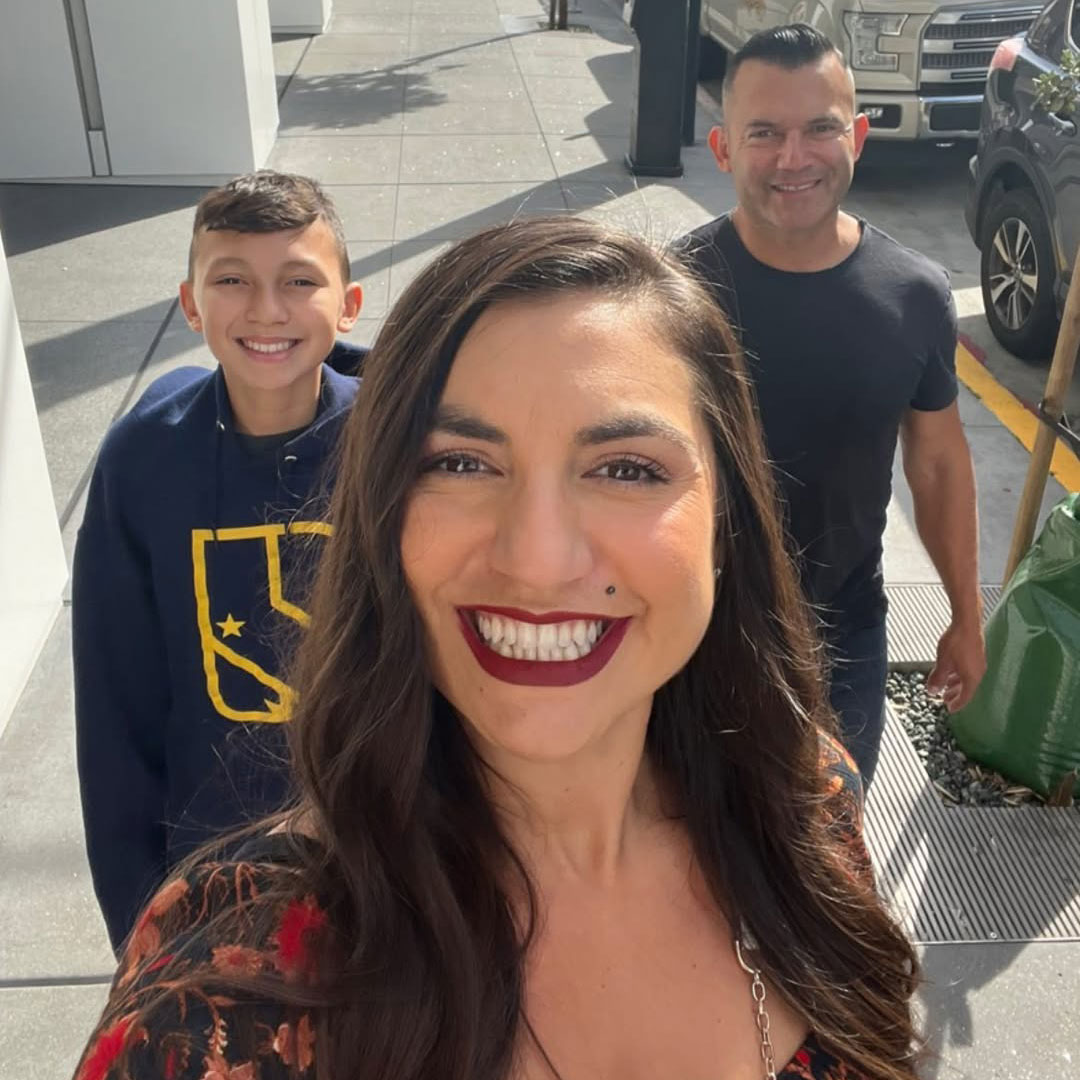 Travel expert Nicole Lazo shares 5 top comfort hacks for flying, from makeshift phone holders to foot hammocks, sparking debate with one controversial tip for better sleep.