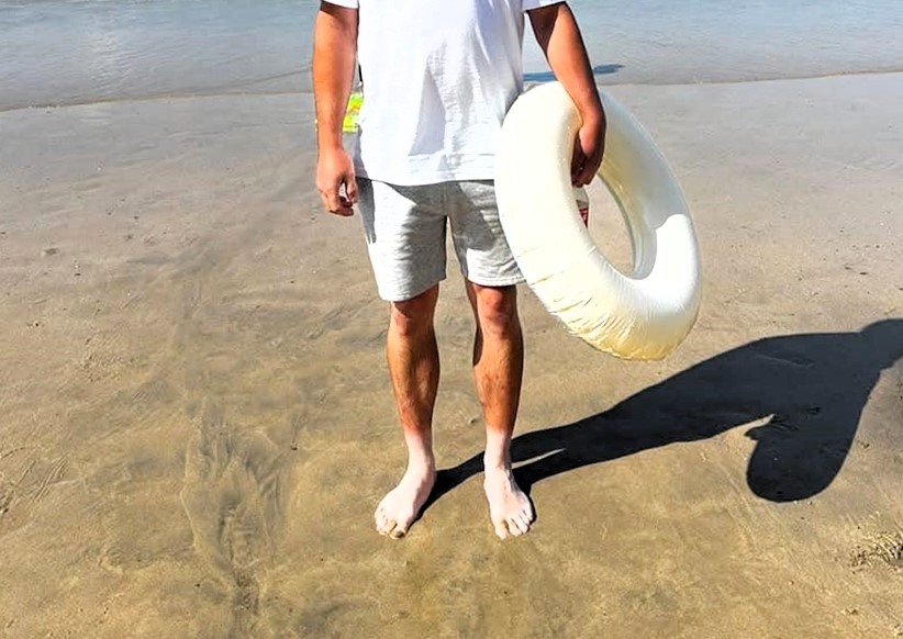 A tourist’s hilarious tanning fail left beachgoers in stitches after he revealed bright white feet against his bronzed legs in Newquay, Cornwall, with photos going viral online.