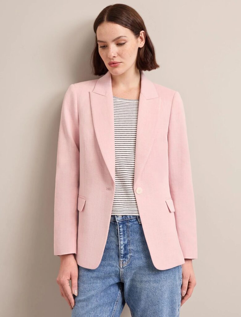 Samantha Cameron’s fashion brand Cefinn closes after eight years with a final sale offering up to 40 percent off dresses, tops and blazers as operations wind down.