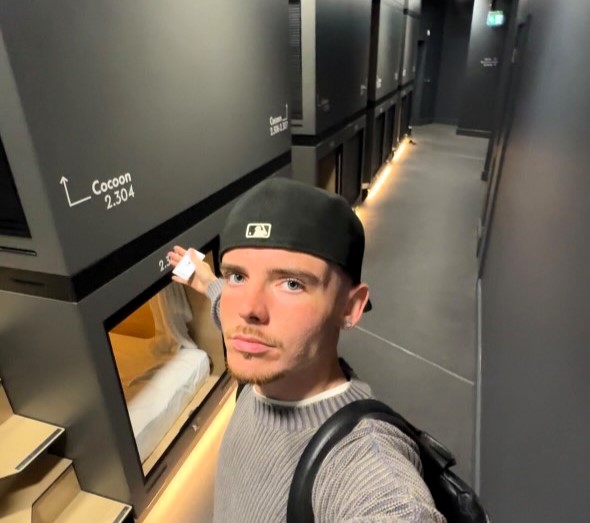 Influencer reviews £20 London capsule hotel room he calls “coffin-like” but surprisingly cosy. His viral video shows why budget pods are gaining attention despite mixed reactions.