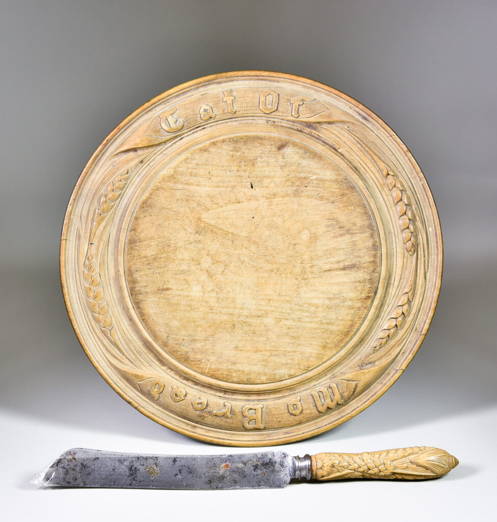 Britain’s largest breadboard collection of over 600 pieces, spanning from the 1700s to the 20th century, is being auctioned following the death of collector Rosslyn Neave.