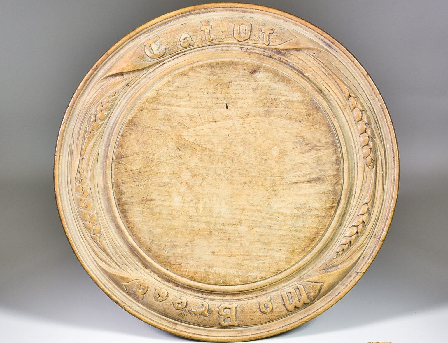 Britain’s largest breadboard collection of over 600 pieces, spanning from the 1700s to the 20th century, is being auctioned following the death of collector Rosslyn Neave.