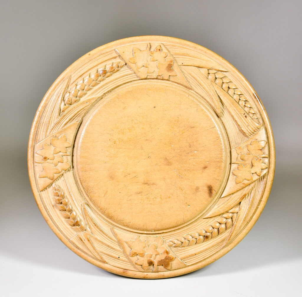 Britain’s largest breadboard collection of over 600 pieces, spanning from the 1700s to the 20th century, is being auctioned following the death of collector Rosslyn Neave.