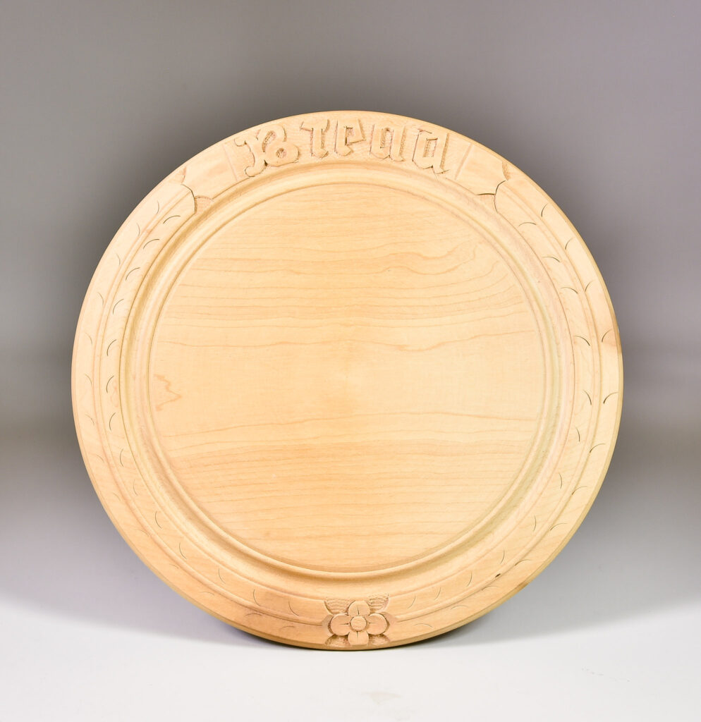 Britain’s largest breadboard collection of over 600 pieces, spanning from the 1700s to the 20th century, is being auctioned following the death of collector Rosslyn Neave.