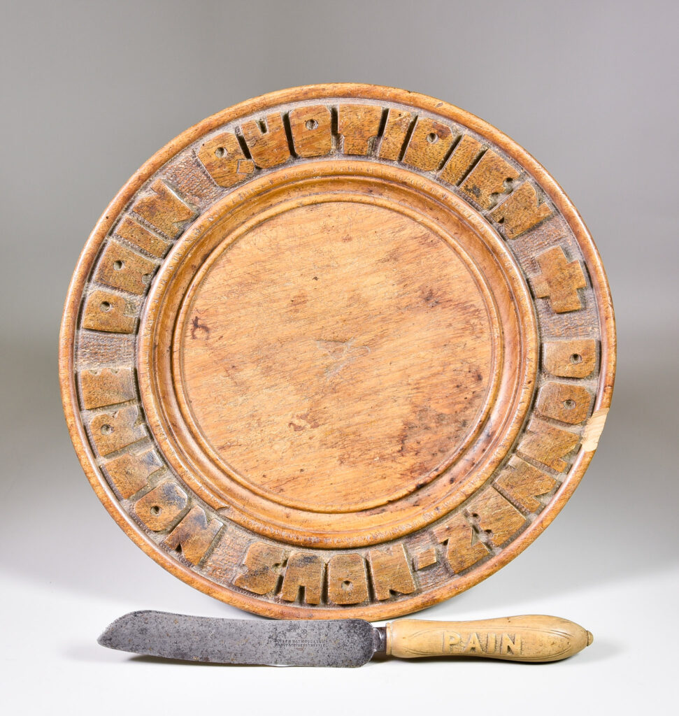 Britain’s largest breadboard collection of over 600 pieces, spanning from the 1700s to the 20th century, is being auctioned following the death of collector Rosslyn Neave.