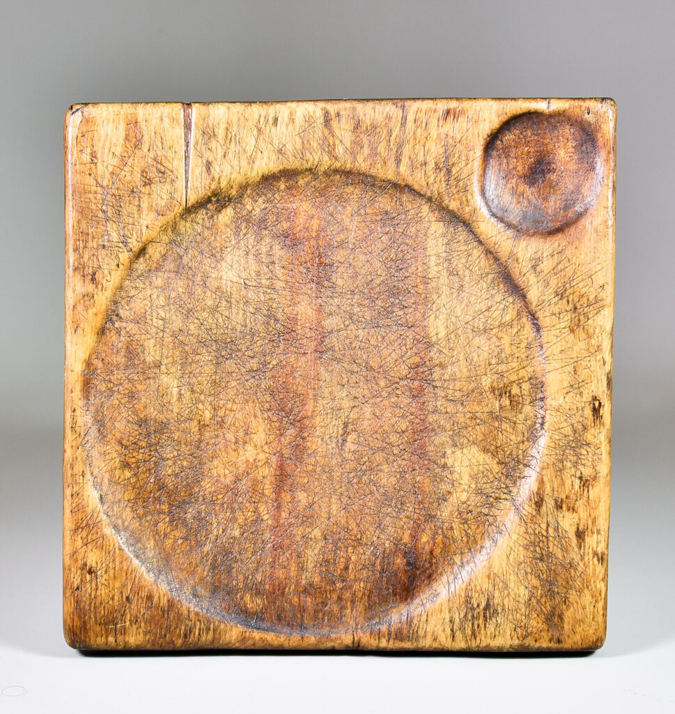 Britain’s largest breadboard collection of over 600 pieces, spanning from the 1700s to the 20th century, is being auctioned following the death of collector Rosslyn Neave.