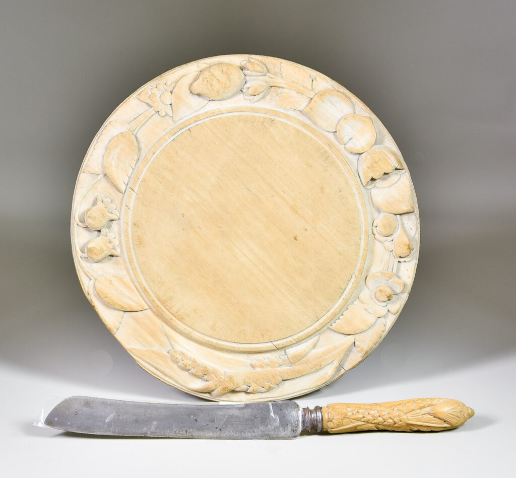 Britain’s largest breadboard collection of over 600 pieces, spanning from the 1700s to the 20th century, is being auctioned following the death of collector Rosslyn Neave.