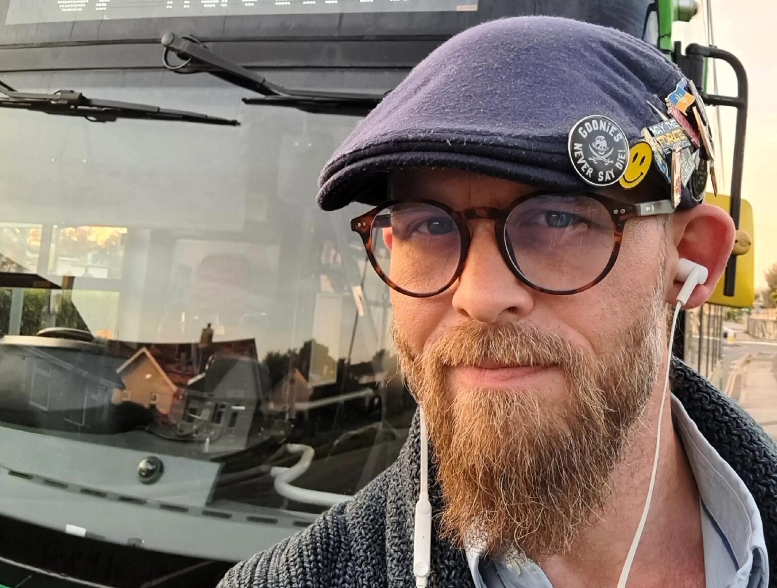 Bus driver Ben Reynolds from Cornwall looks so much like actor Charlie Hunnam that fans stop him daily for selfies and even tourists queue for photos outside his bus.