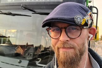 Bus driver Ben Reynolds from Cornwall looks so much like actor Charlie Hunnam that fans stop him daily for selfies and even tourists queue for photos outside his bus.