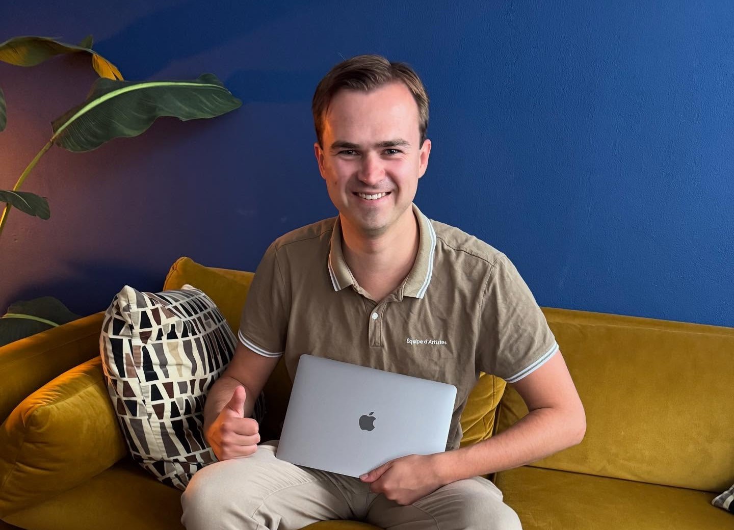 A Dutch man traded a pen up to a MacBook Air and now aims to barter his way to a house, highlighting tough housing costs for young buyers while turning swaps into an adventure.