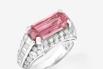A woman discovered her family heirloom was not rose quartz but a rare 3.18 carat pink diamond in a Bulgari ring valued at up to £1m set to headline an Italian auction.