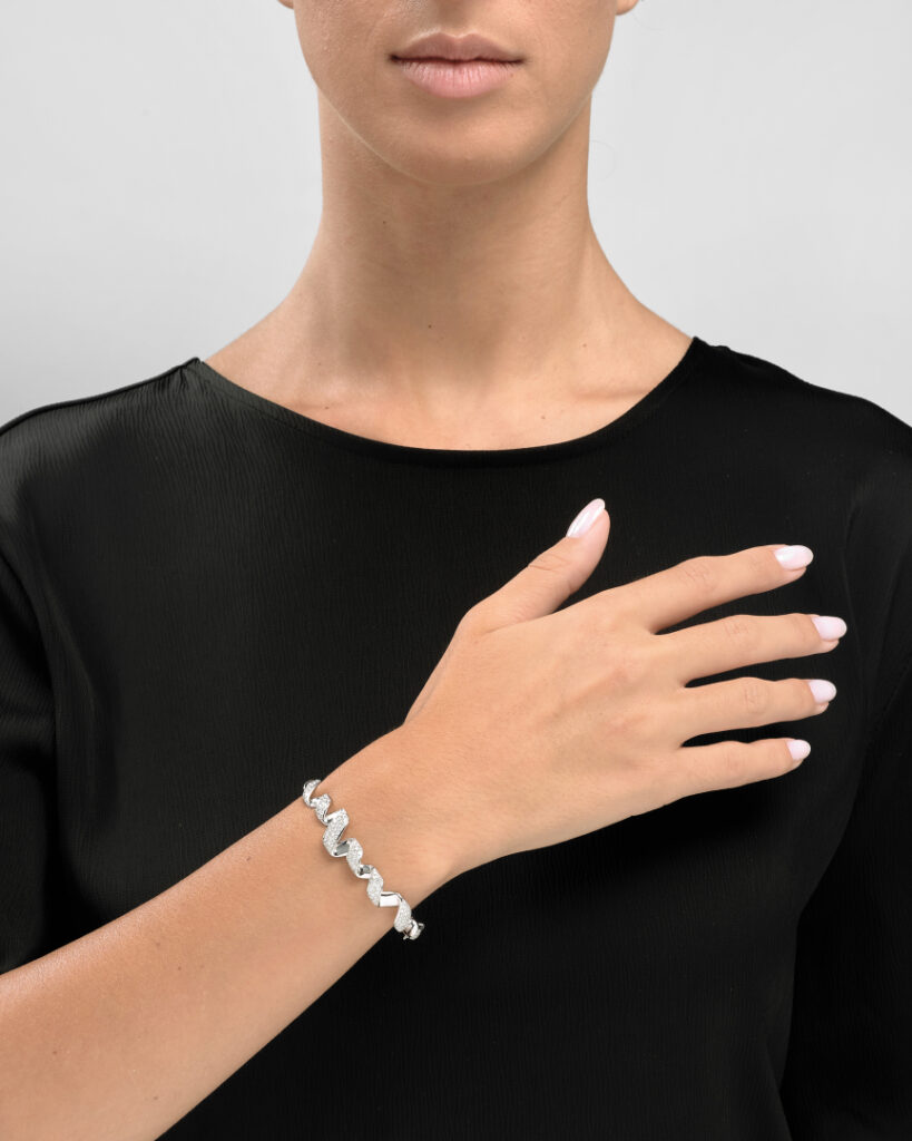 A woman discovered her family heirloom was not rose quartz but a rare 3.18 carat pink diamond in a Bulgari ring valued at up to £1m set to headline an Italian auction.