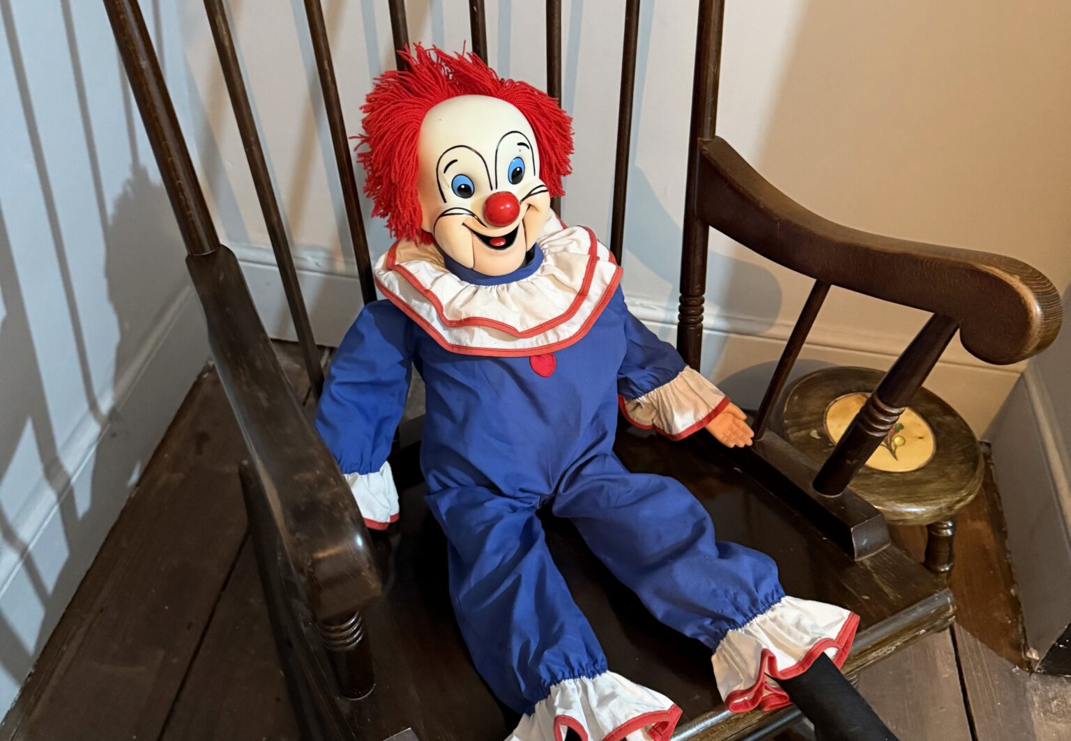 Ghost hunters Lee Steer and Sarah Carter claim their haunted clown doll “Bozo” rips off duvets, moves objects, and laughs on camera, terrifying owners and visitors alike.