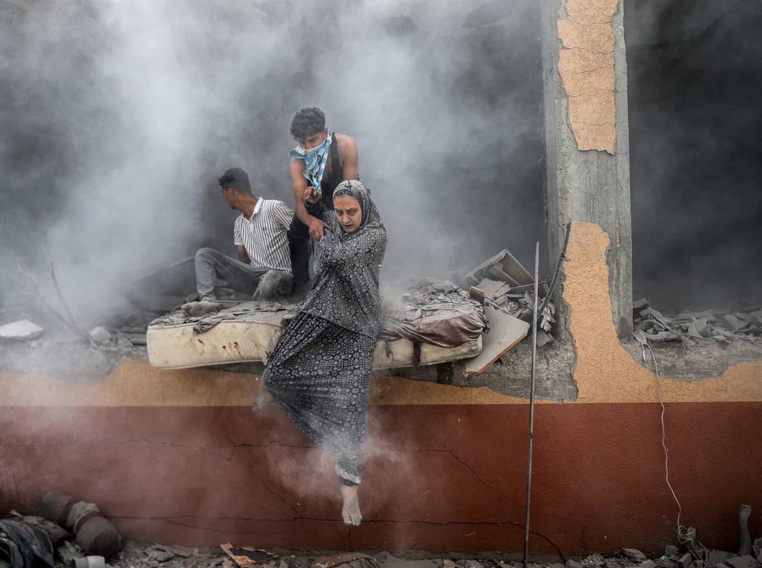 Palestinian photographer Ali Jadallah wins Siena International Photo Awards 2025 with Leaving Home a powerful image of families fleeing rubble in Gaza after an airstrike.