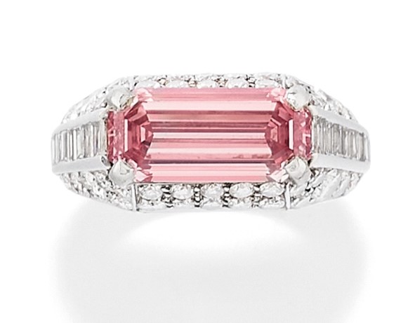 A woman discovered her family heirloom was not rose quartz but a rare 3.18 carat pink diamond in a Bulgari ring valued at up to £1m set to headline an Italian auction.