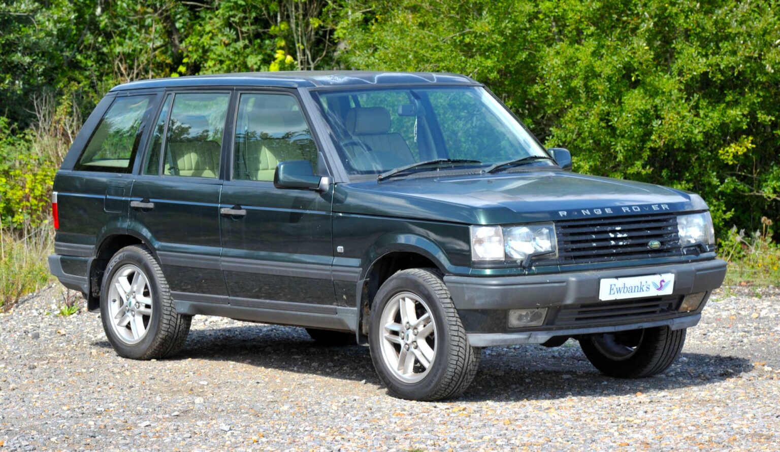 A 25 year old green Range Rover once used by the Royal Family is up for auction from £1,000 in Surrey, boasting luxury specs but sold without a valid MOT.