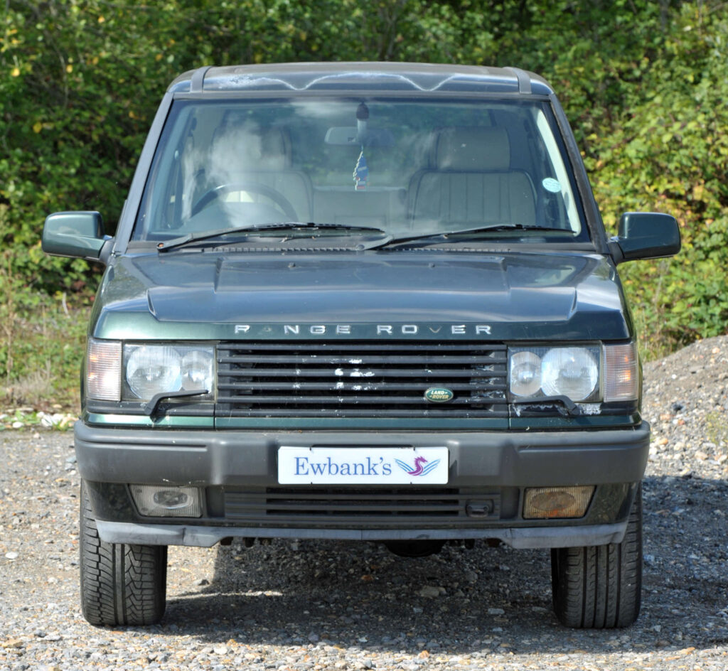 A 25 year old green Range Rover once used by the Royal Family is up for auction from £1,000 in Surrey, boasting luxury specs but sold without a valid MOT.