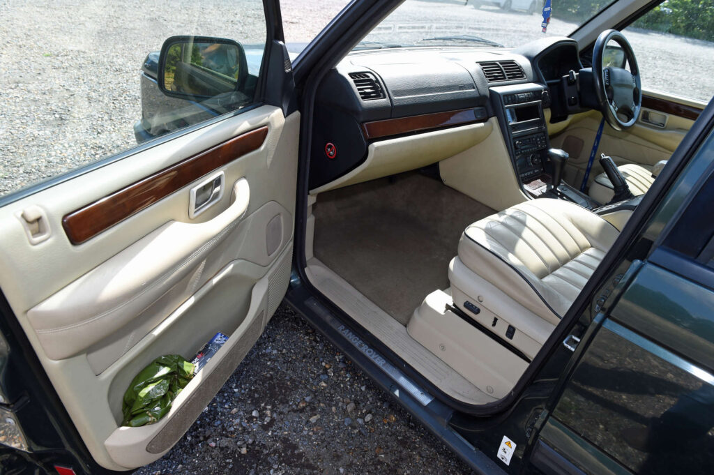 A 25 year old green Range Rover once used by the Royal Family is up for auction from £1,000 in Surrey, boasting luxury specs but sold without a valid MOT.