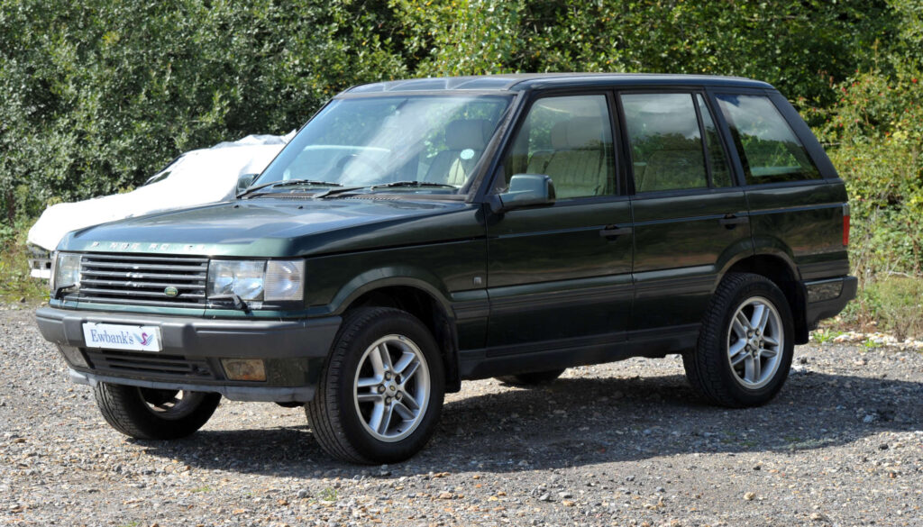 A 25 year old green Range Rover once used by the Royal Family is up for auction from £1,000 in Surrey, boasting luxury specs but sold without a valid MOT.