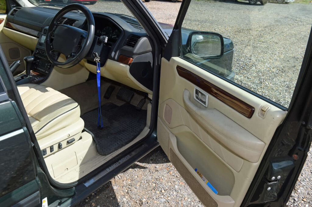 A 25 year old green Range Rover once used by the Royal Family is up for auction from £1,000 in Surrey, boasting luxury specs but sold without a valid MOT.