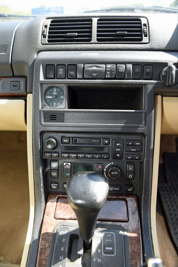 A 25 year old green Range Rover once used by the Royal Family is up for auction from £1,000 in Surrey, boasting luxury specs but sold without a valid MOT.