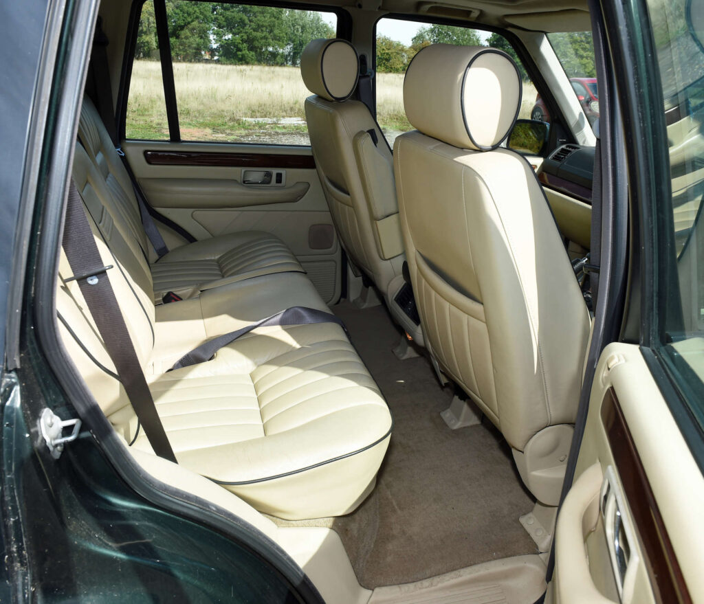 A 25 year old green Range Rover once used by the Royal Family is up for auction from £1,000 in Surrey, boasting luxury specs but sold without a valid MOT.