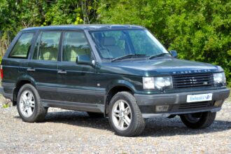 A 25 year old green Range Rover once used by the Royal Family is up for auction from £1,000 in Surrey, boasting luxury specs but sold without a valid MOT.