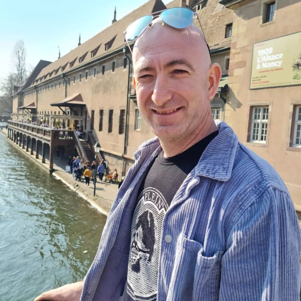 A Jeff Bezos lookalike has hired three bodyguards costing £440 a day after being mobbed by fans and paparazzi, with some Amazon staff even mistaking him for the billionaire.