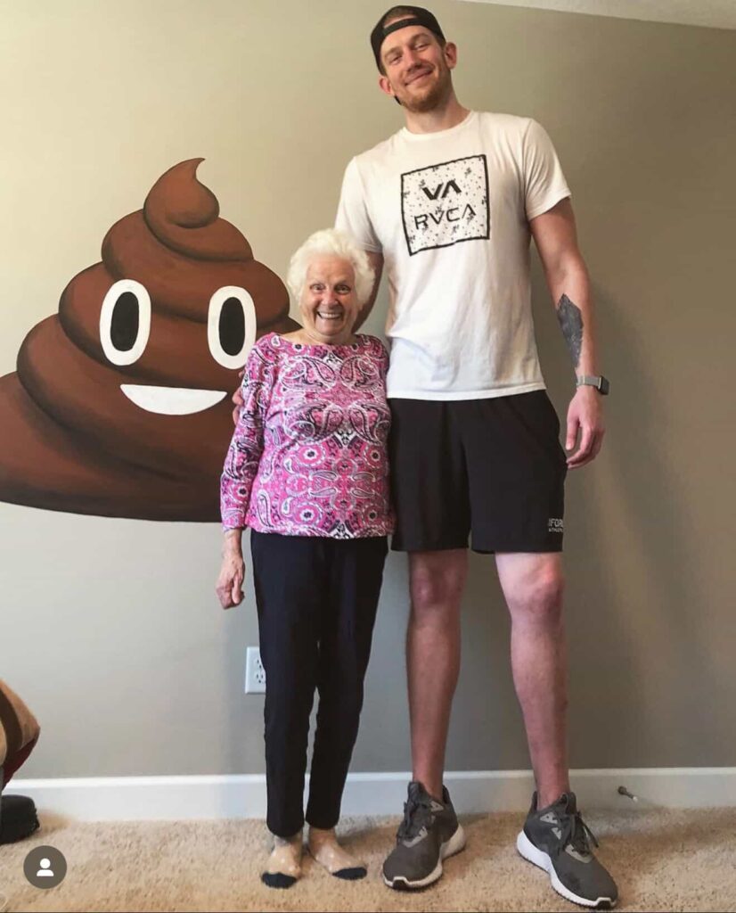 A 7ft 1in man who struggles to fit on planes was stunned when a kind passenger gave up her seat - easing his travel stress and earning praise from millions online.