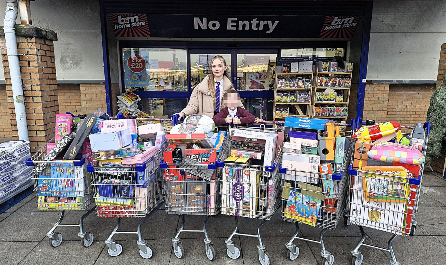 Teen Lily Simpson-Brown donates £8,000 of gifts to Women’s Aid using her pocket money and two jobs, spreading Christmas joy and inspiring kindness across Scotland.